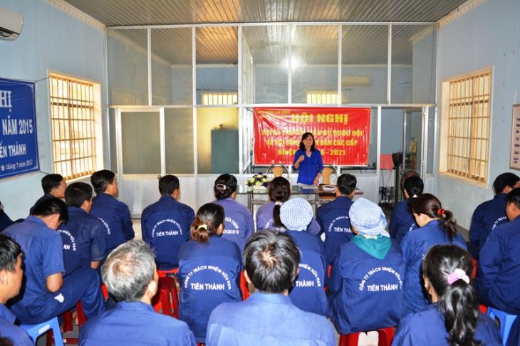 Liên đoàn lao động huyện Tân Châu tuyên truyền luật bầu cử,  luật lao động và luật công đoàn và an toàn giao thông tại các công ty